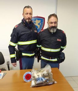 Frosinone – Non si ferma all’alt e getta droga dal finestrino, arrestato
