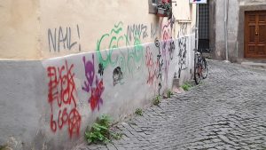 Scritte sui muri e “disegni” di vario genere: vandali scatenati sui muri del centro storico di Viterbo