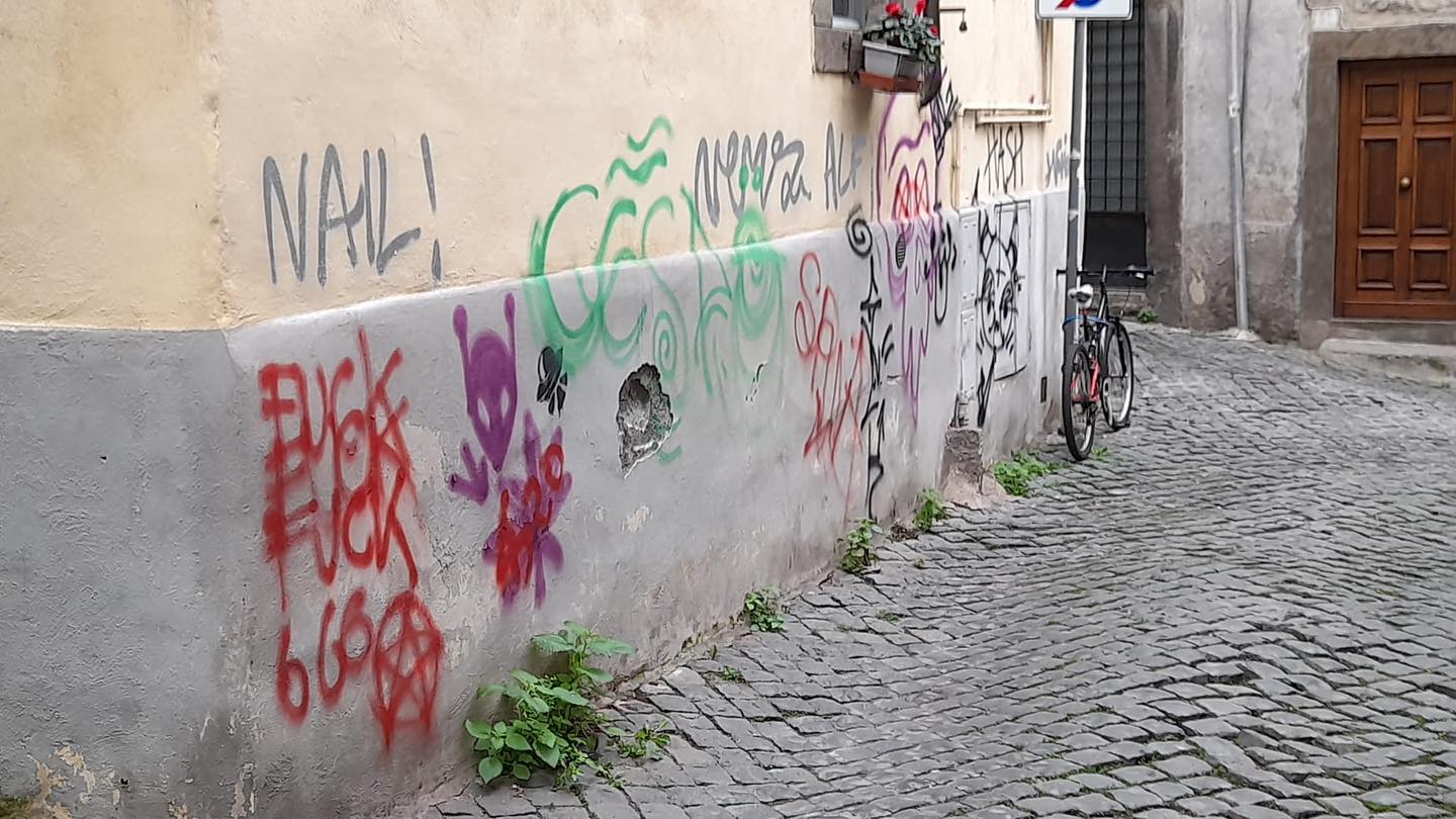 Scritte sui muri e “disegni” di vario genere: vandali scatenati sui muri del centro storico di Viterbo