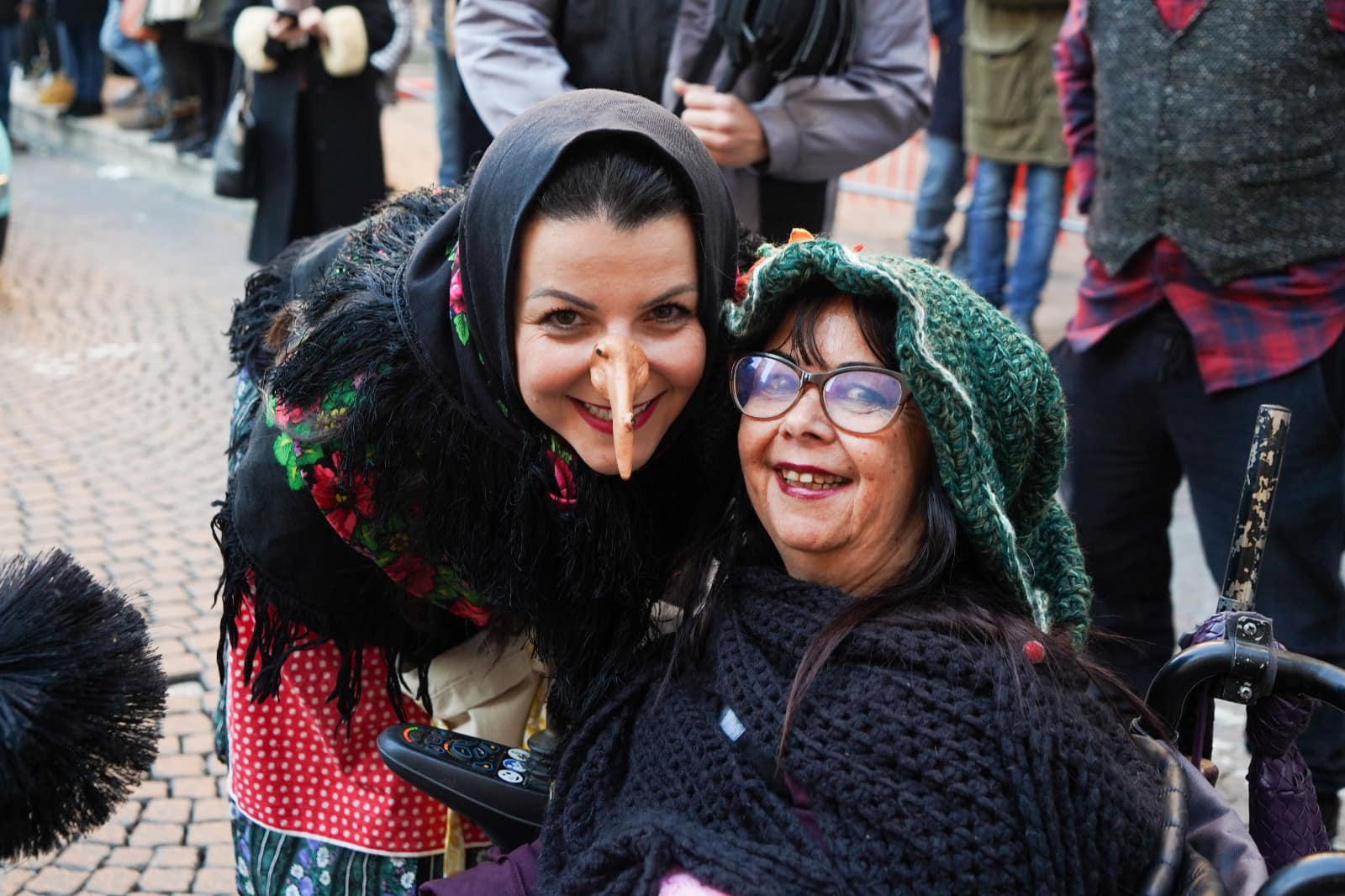 Viterbo, grande successo per il ritorno della Calza della Befana più lunga del mondo