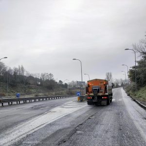 Primi fiocchi nella Tuscia: mezzi spargisale in azione