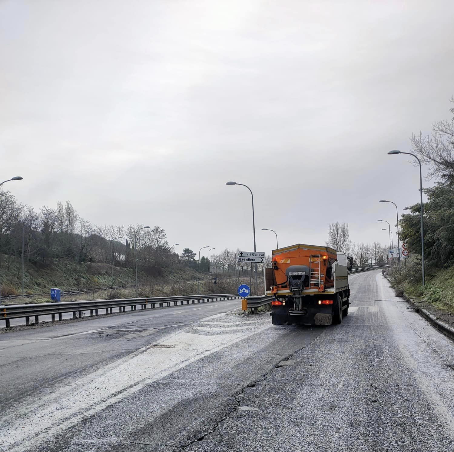 Primi fiocchi nella Tuscia: mezzi spargisale in azione