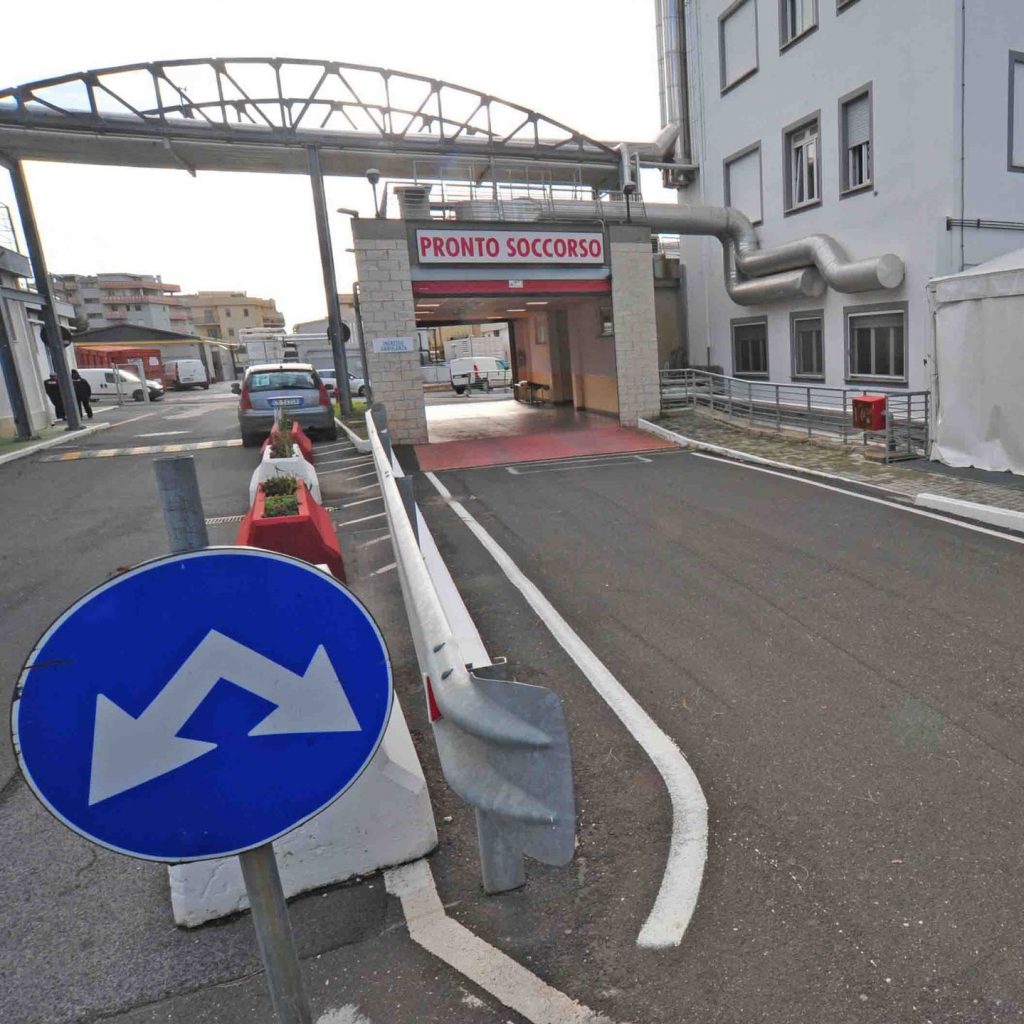 Civitavecchia, anziano cade dal lettino del Pronto Soccorso e si rompe un femore: i parenti denunciano il personale