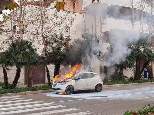 Civitavecchia, paura in viale Baccelli: un’auto va a fuoco