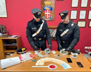 Bolsena – Carabinieri arrestano due spacciatori. Sequestrati soldi, cocaina, marijuana e bilancini