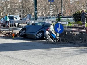 Roma – Smart guidata da 62enne finisce in una buca scavata per un cantiere (FOTO)