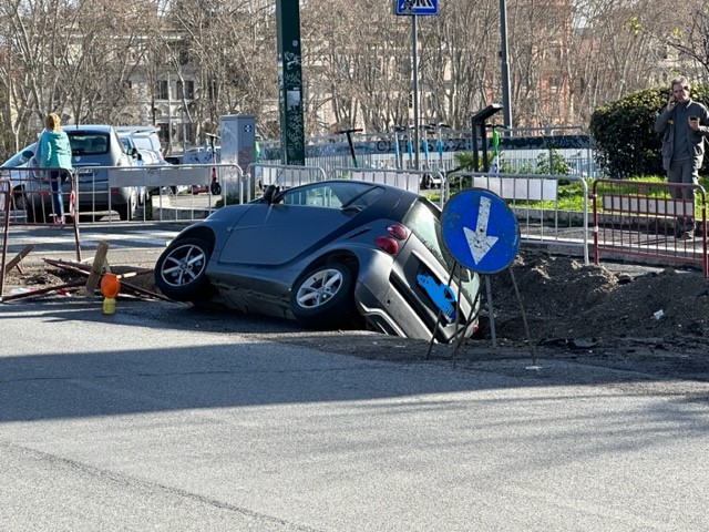 Roma – Smart guidata da 62enne finisce in una buca scavata per un cantiere (FOTO)
