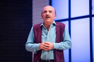 “L’erba del vicino è sempre più verde”, in scena al Traiano Carlo Buccirosso