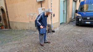 Viterbo – Novantenne scippato in pieno centro, caccia al ladro