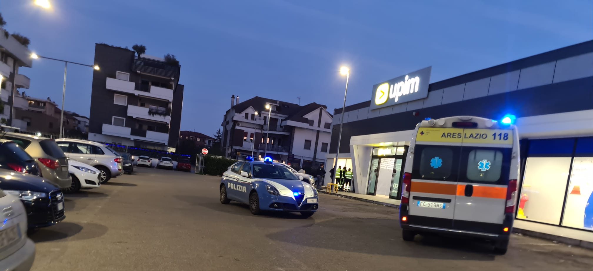 Viterbo – Si prendono a testate nel parcheggio dell’Upim, spavento tra i presenti