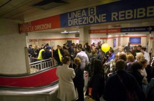Roma nel caos: salta la linea elettrica e si ferma la linea A della metro