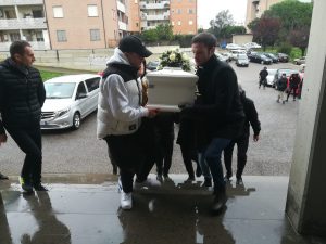 Tarquinia – I funerali di Silvia Casanova, la città ha salutato “la guerriere dell’amore”