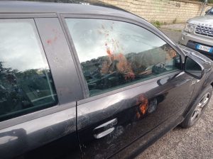 Allumiere, teppisti in azione: devastata auto parcheggiata a Piazzale dei Partigiani