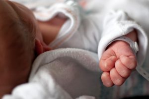 Roma, tragedia al Pertini: mamma si addormenta sul neonato e lo soffoca. La denuncia del marito: “Mia moglie è stata lasciata sola per i protocolli anti-Covid”