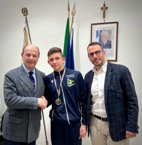 Frosinone – Il Sindaco Mastrangeli incontra il campione d’Italia pallanuoto under 15 Nicolia.