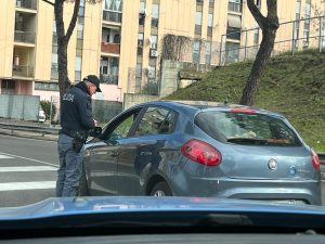 Fiumicino: girano in auto con pistola, cacciavite e droga. Arrestati un uomo e due donne