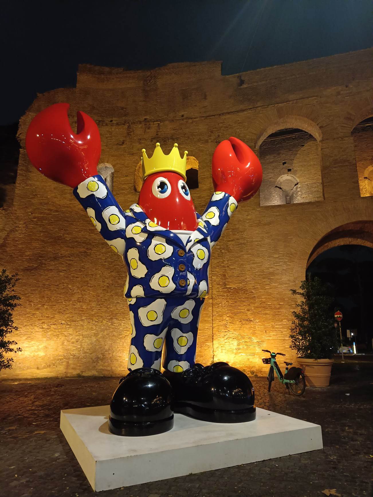 Roma – Si riparte da Via Veneto, tra aragoste giganti e borse glamour