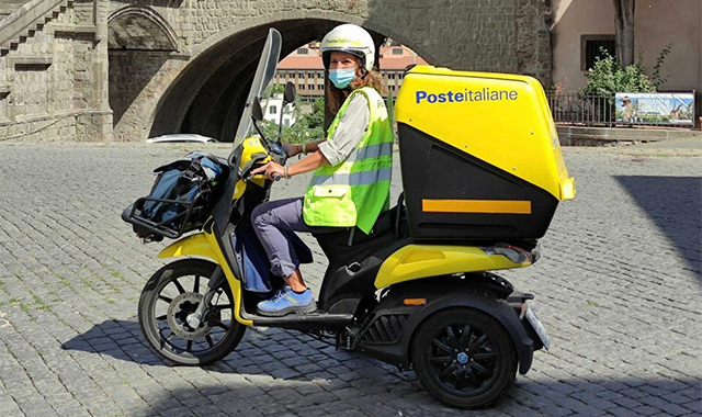 Viterbo sempre più green: ora la posta arriva sui tricicli elettrici