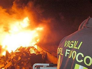 Incendio nella notte a Castel Romano: divorato dalle fiamme un punto vendita Orizzonti