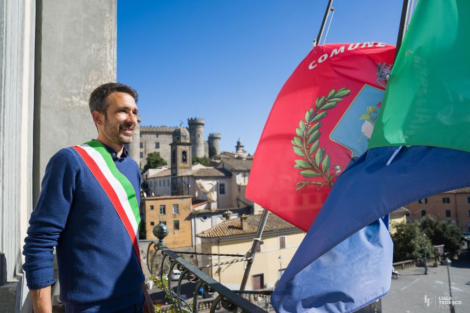 Bracciano, il sindaco condanna l’aggressione alla fermata del bus: “Tutte le forze democratiche si schierino contro la violenza”