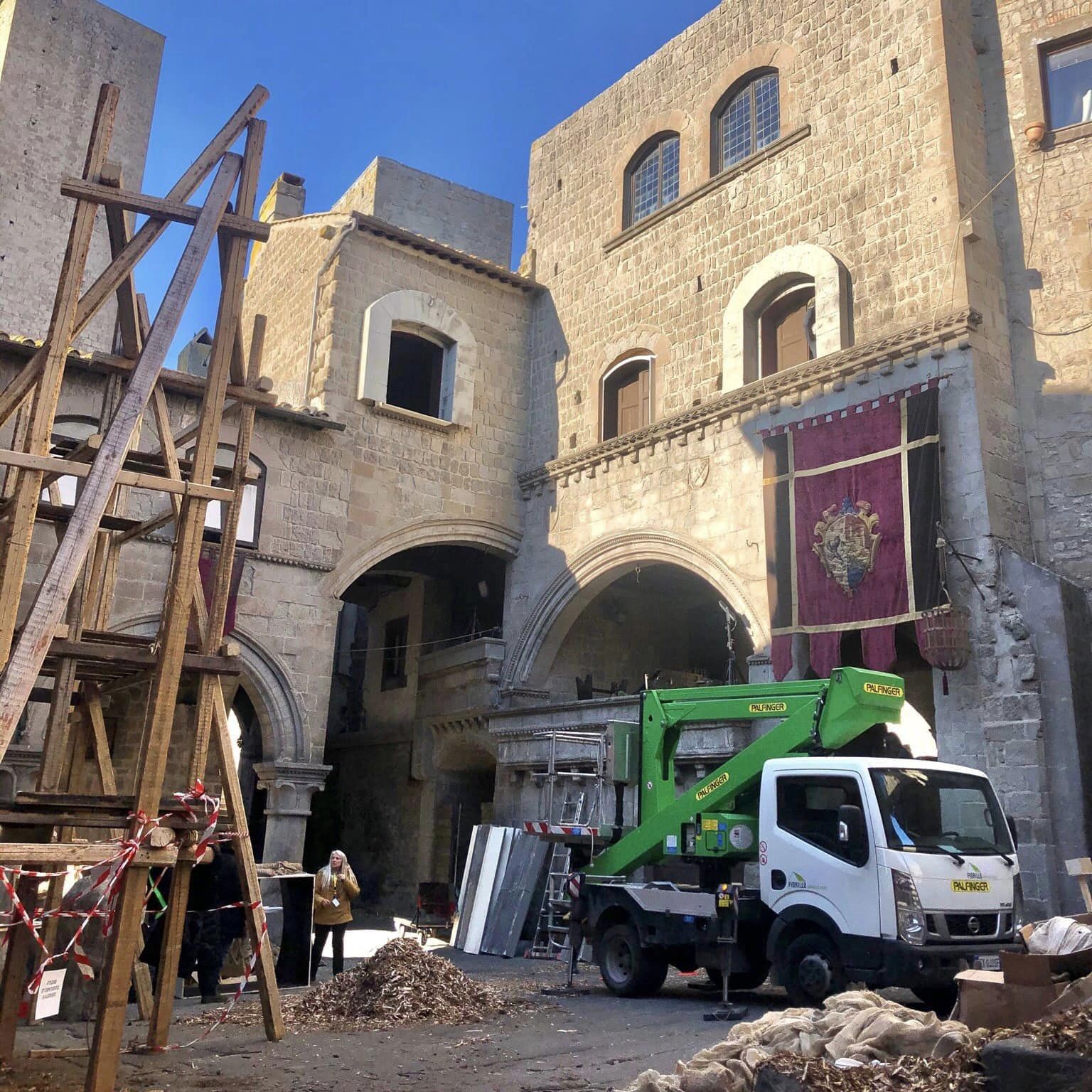 “Ciak si gira”: in corso le riprese della serie Netflix sul Decameron a San Pellegrino