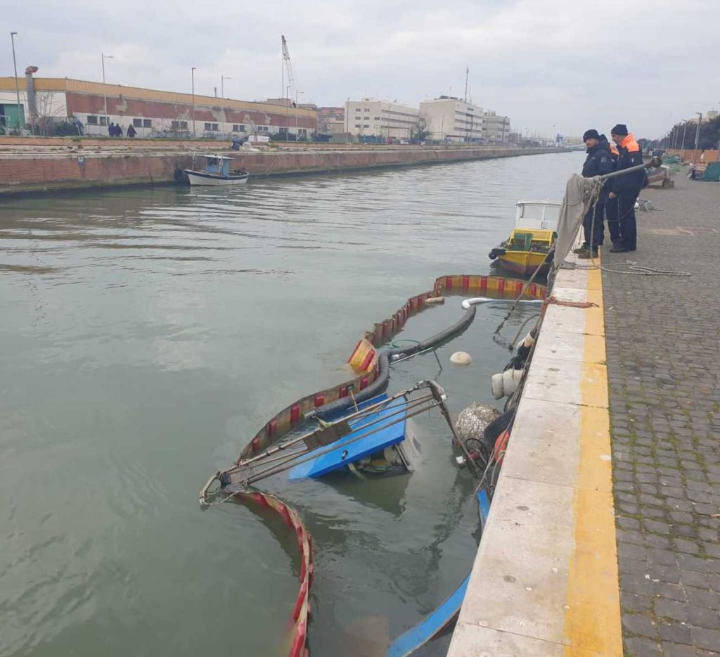 Fiumicino, affonda un altro peschereccio nel porto canale