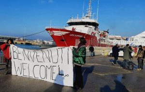 Civitavecchia, sbarcati i 156 migranti dalla nave di Emergency