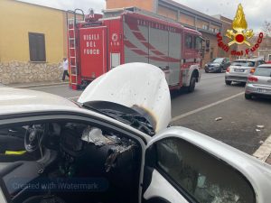 Civitavecchia, auto prende fuoco in mezzo a Via Isonzo: nessun ferito