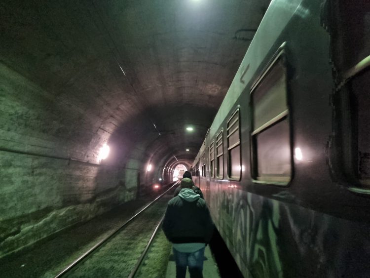 Roma-Viterbo, odissea sul trenino: passeggeri bloccati in galleria per un’ora e poi costretti a raggiungere a piedi la fermata