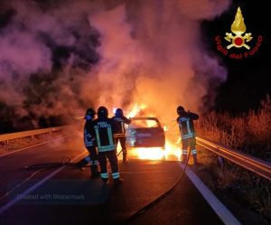 Civitavecchia, rogo in autostrada: brucia un’auto