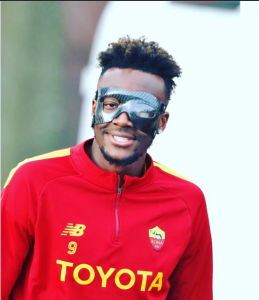 Abraham stasera in campo con ‘maschera’. L’oculista: Difficile giocare così