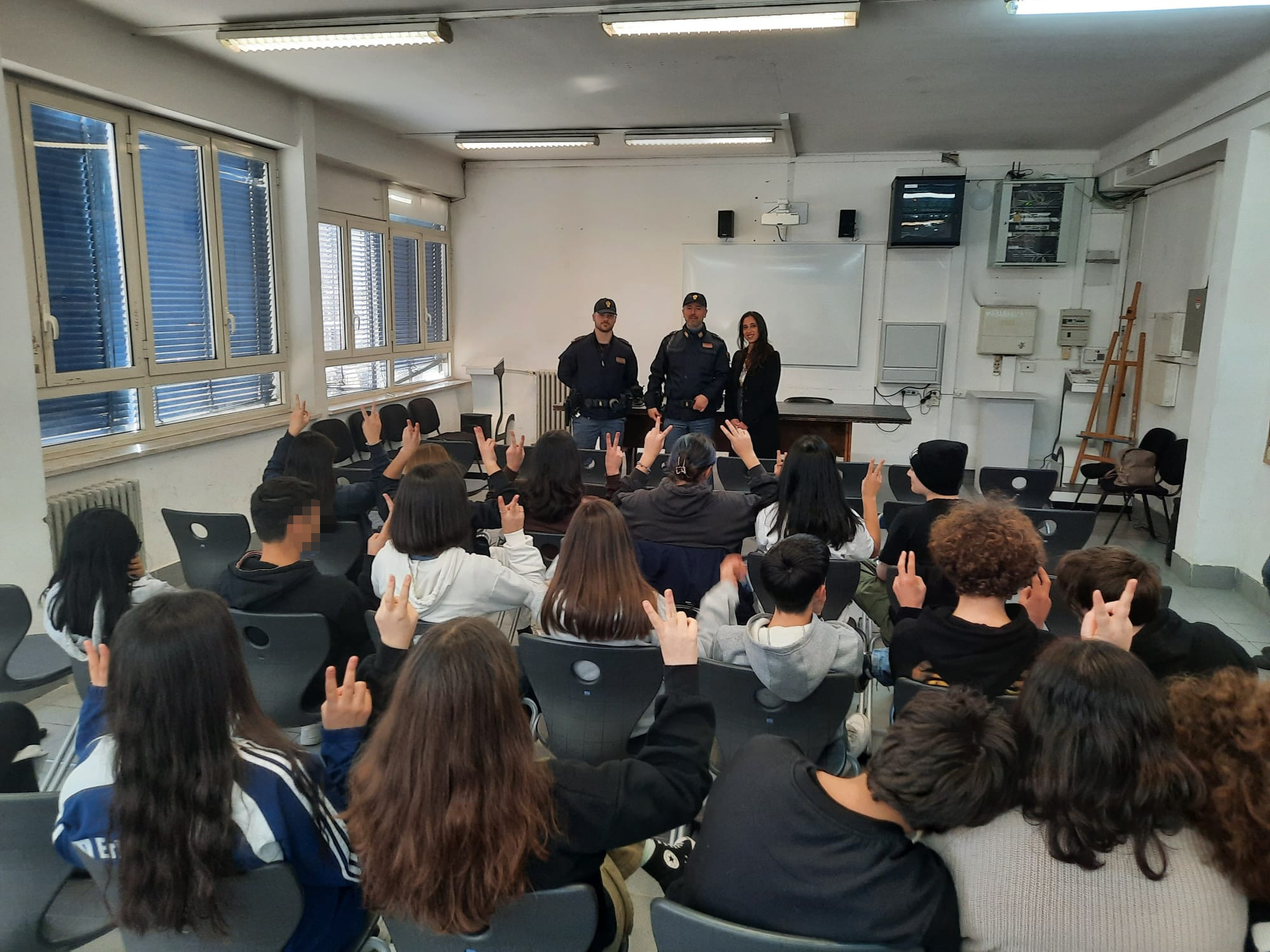 Roma – Continua la campagna “Scuole Sicure”. I poliziotti incontrano gli studenti nei quartieri Prenestino e Tuscolano