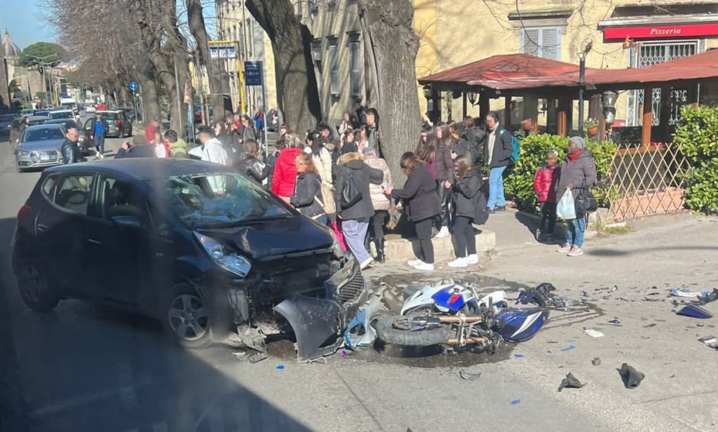 Viterbo, scontro auto-moto: due persone in codice giallo