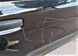 Riga le portiere di un’auto di valore ma viene subito identificato grazie al dispositivo telecamera Dashcam