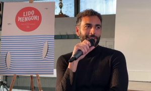 Sanremo 2023, Marco Mengoni si emoziona al videomessaggio degli amici “mascherati”