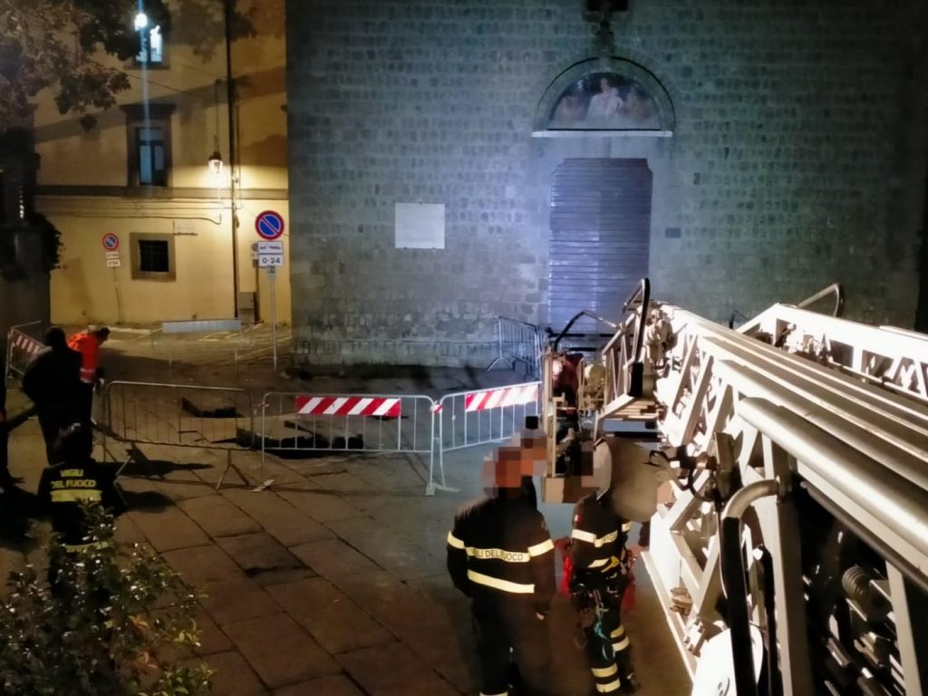 Viterbo, si apre una voragine a Piazza del Gesù: interdetto l’accesso all’area