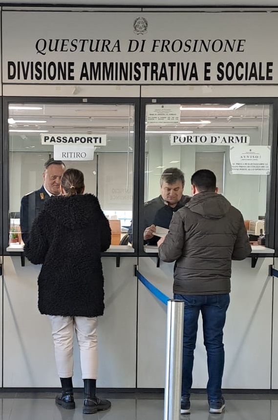 Frosinone – Grande successo dell’iniziativa “Click Day” organizzata dalla Questura per rilascio passaporti