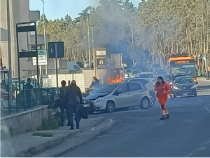Viterbo – Incidente nel quartiere Villanova, coinvolte 2 auto. Una in fiamme (FOTO)