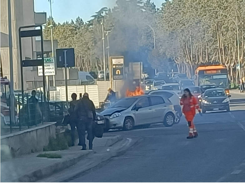 Viterbo – Incidente nel quartiere Villanova, coinvolte 2 auto. Una in fiamme (FOTO)