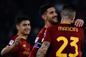 Mancini e resistenza: la Roma batte la Juve e riaggancia il carro Champions
