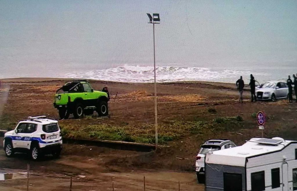 Cerveteri, auto si insabbia sulla spiaggia: interviene la Polizia locale