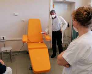 Viterbo – Aman dona nuova poltrona per chemioterapia al Belcolle
