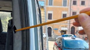 Castel Sant’Elia, si allena con l’arco e rischia di uccidere un automobilista: 60enne di Nepi salvo per miracolo