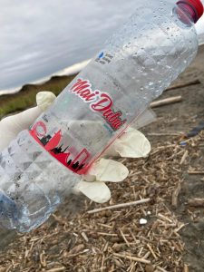 Tarquinia, anche una bottiglia prodotta a Dubai tra i rifiuti raccolti sulla spiaggia