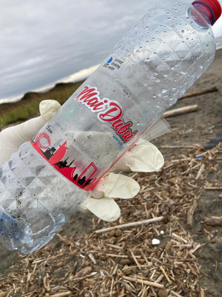 Tarquinia, anche una bottiglia prodotta a Dubai tra i rifiuti raccolti sulla spiaggia