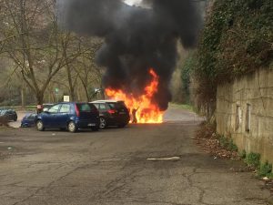 Auto in fiamme a Piazzale Calistri a Bagnaia