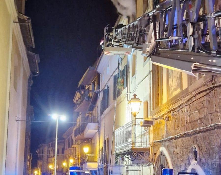 Vetralla, appartamento in pieno centro prende fuoco