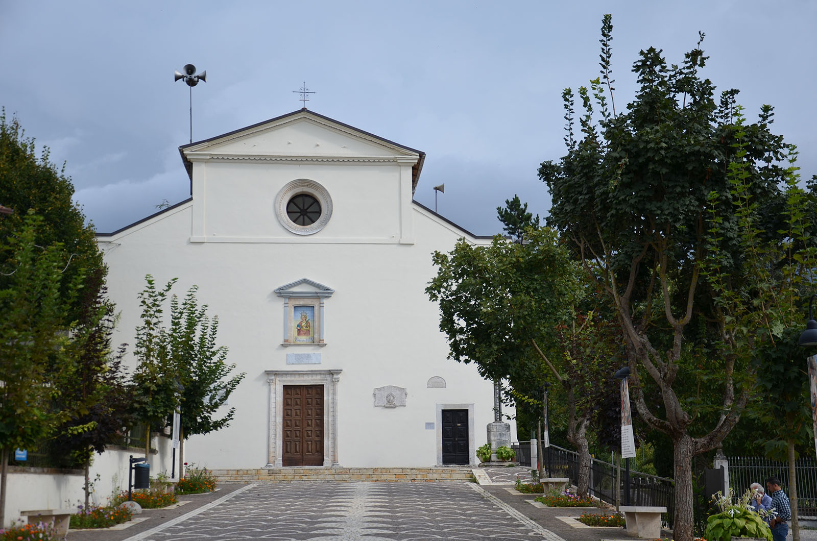 Borgorose – Sfonda a calci porta Santuario Sant’Anatolia, denunciato
