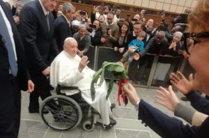 Sorpresa all’udienza generale: il Papa benedice un carciofo ladispolano