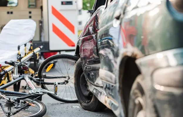 Santa Marinella, auto investe bici sull’Aurelia: ciclista in codice giallo